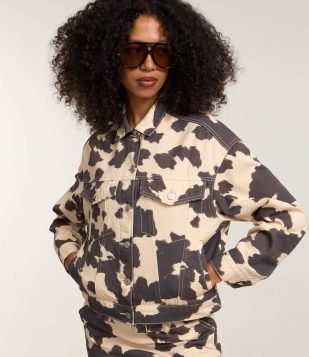 Jaqueta Trucker em Sarja Animal Print Vaca com Bolsos Bege