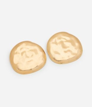 Maxi Brinco em Placa Arredondada com Efeito Escovado Martelado Dourado