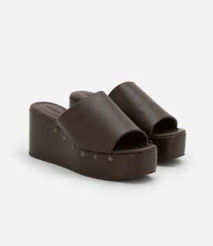 Sandália em PU Plataform com Rebites no Salto Marrom
