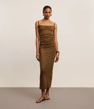 Vestido Reto Midi com Miçangas na Alça e Franzidos Marrom