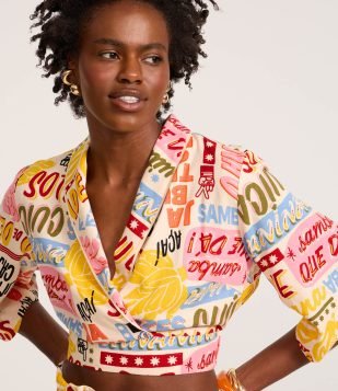 Blusa Cropped em Viscolinho Transpassada e Estampa Tropical Bege
