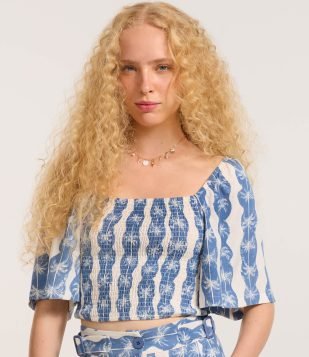 Blusa Cropped em Viscolinho com Lastex e Estampa Tropical Bege