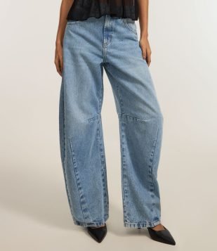 Calça Barrel em Jeans com Recortes na Barra Azul Claro