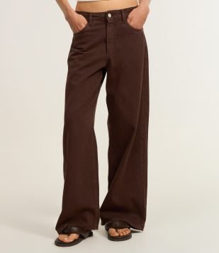 Calça Loose Cintura Baixa em Sarja com Bolsos Marrom