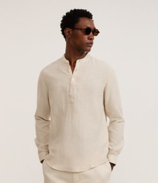 Camisa Comfort Bata em Linho com Gola Padre Bege Claro