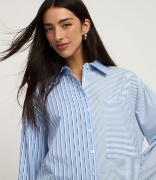 Camisa Oversized em Tricoline com Listras Meio a Meio e Bolso Unilateral Azul