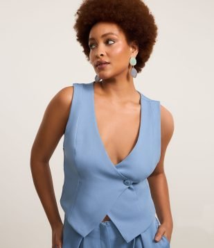 Colete Curto em Alfaiataria com Fechamento Sobreposto Azul