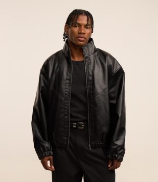 Jaqueta Boxy em Material Sintético com Gola Alta e Recortes Preto