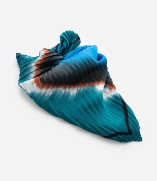 Lenço Quadrado em Cetim Plissado com Estampa Abstrata Verde