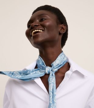 Lenço em Cetim com Estampa Paisley Azul