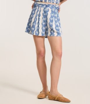 Short Curto em Viscolinho com Fivelas Laterais e Estampa Tropical Bege-Azul