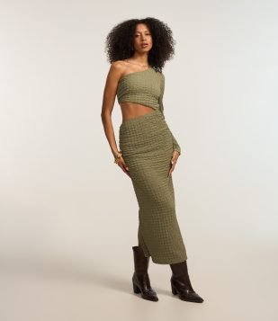 Vestido New Midi Texturizado com Um Ombro Só e Recorte Lateral Verde