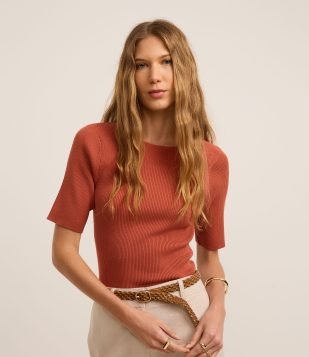 Blusa Canelada em Tricô com Decote Canoa Laranja
