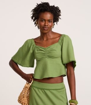 Blusa Cropped em Viscolinho com Puxadinho Frontal e Lastex Verde Claro