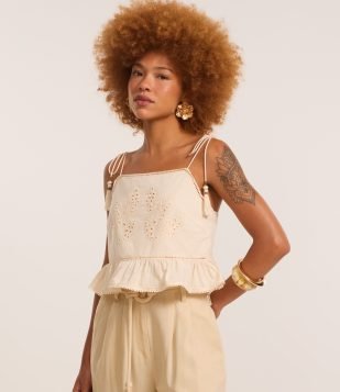 Blusa Curta com Babado e Bordado Bege
