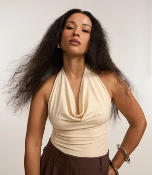 Blusa Frente Única em Microfibra com Decote Degagê Amarelo Manteiga