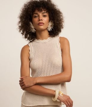 Blusa Peplum em Tricô com Cavas Onduladas Bege