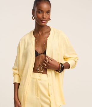 Camisa Texturizada em Viscolinho e Gola Padre Amarelo