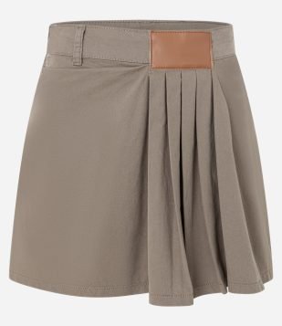 Mini Saia em Sarja com Pregas e Etiqueta Frontal Cinza