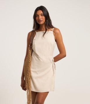 Vestido Curto Envelope Sem Manga com Amarração na Cintura Bege