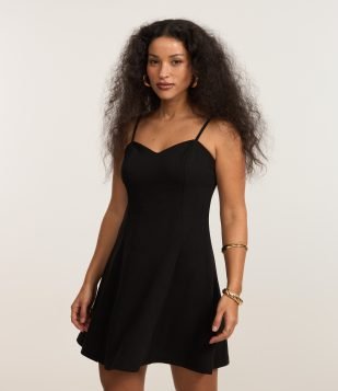 Vestido Curto Peplum em Crepe com Decote Coração Preto