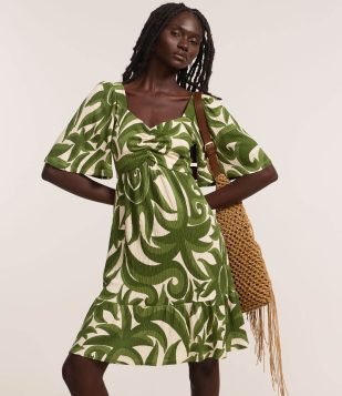 Vestido Curto com Decote Coração Estampa Abstrata e Textura Verde/Off White