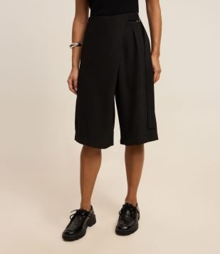 Bermuda Reta Alfaiatada com Cintura Deslocada e Pregas Preto