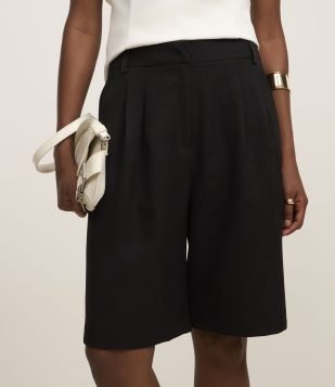 Bermuda Reta em Alfaiataria com Cintura Alta e Passantes no Cós Preto