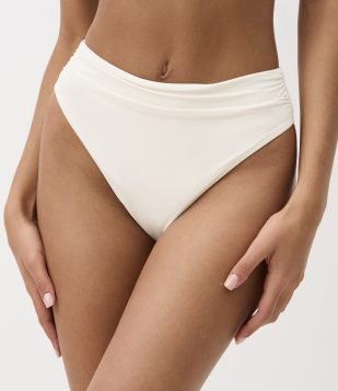 Biquíni Calcinha Hot Pants Asa Delta com Franzido Lateral Branco
