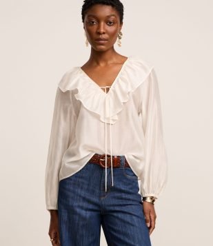 Blusa Bata Boho em Voal com Babado e Amarração na Gola Off White