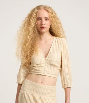 Blusa Cropped em Renda de Algodão com Manga Bufante e Botões Bege