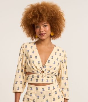 Blusa Cropped em Viscolinho com Estampa de Abacaxi e Argola no Decote Creme