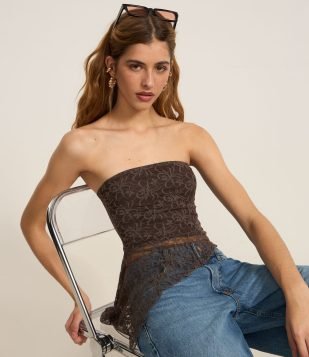 Blusa Tomara que Caia em Renda com Barra Assimétrica Marrom