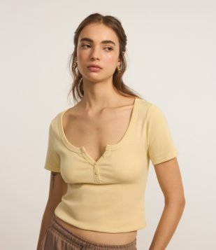 Blusa em Ribana com Recorte na Gola e Botões Amarelo