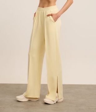 Calça Reta Esportiva em Meia Malha com Fenda Lateral Amarelo Manteiga