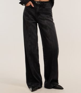 Calça Wide Leg em Jeans com Recorte e Cinto com Fivela Preto