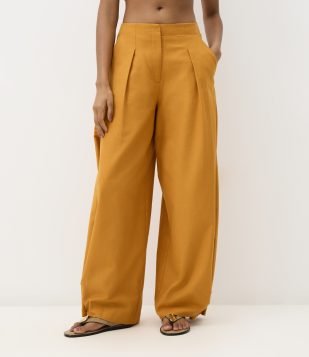 Calça em Algodão com Linho com Pregas Laterais e Barra Ajustável Amarelo