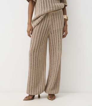 Calça em Tricô com Ponto Vazado e Puxadores Internos na Barra Marrom