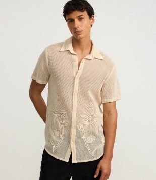 Camisa Comfort em Algodão Texturizada com Bordado de Flor Bege