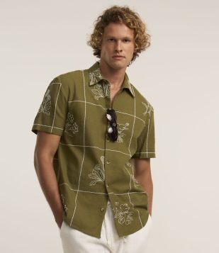 Camisa Comfort em Algodão com Bordado Floral Verde