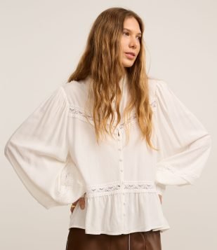 Camisa em Cambraia com Gola Padre e Rendas nos Recortes Branco
