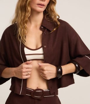 Camisa em Viscolinho com Viés Contrastante e Corte de Kimono Marrom