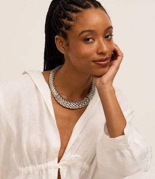 Colar Gargantinha Rígido com Textura Serpente e Efeito Envelhecido Prata