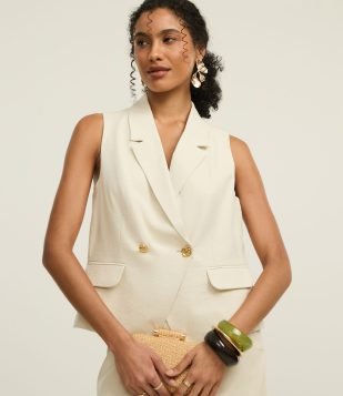Colete Longo em Viscose com Gola Blazer e Botão Floral Bege