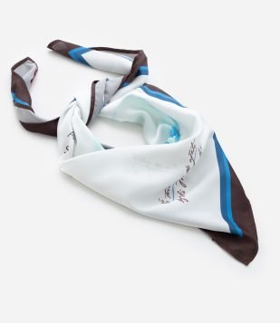 Lenço Retangular em Cetim com Estampa Búzios Branco