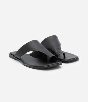 Sandália Rasteirinha Mule em Couro com Cabedal Largo Preto