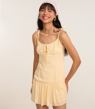 Vestido Curto em Creppe com Amarração nas Alças Amarelo