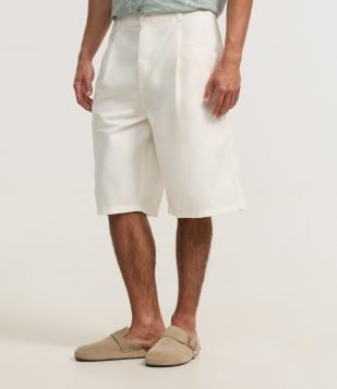 Bermuda Baggy Relaxed em Sarja com Pregas Branco