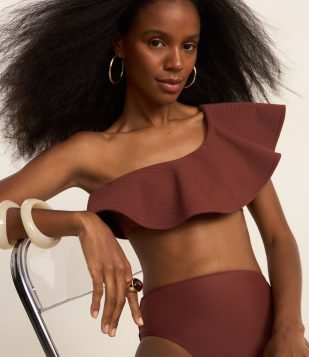 Biquíni Top Ombro Só em Microfibra com Babado Largo Pespuntado Marrom