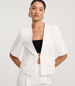 Blazer Alfaiatado com Decote Profundo e Lapelas Off White
